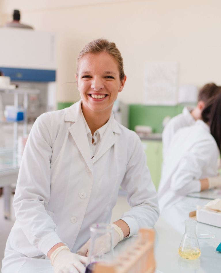 Mitarbeiterin lacht in der Produktentwicklung