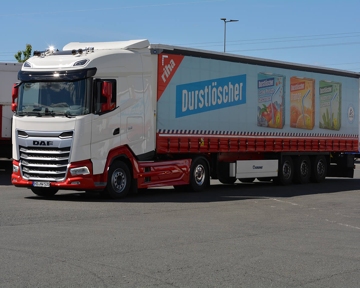 LKW mit Durstlöscher-Werbung auf einem Parkplatz