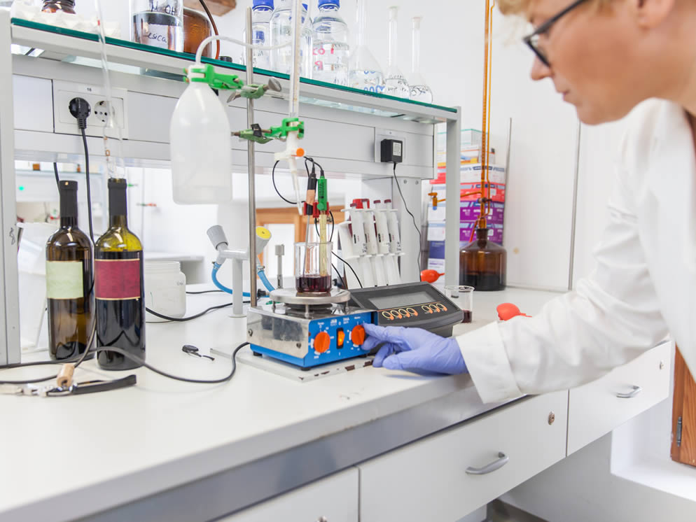 Person im Labor analysiert Saft mit einem Prüfgerät