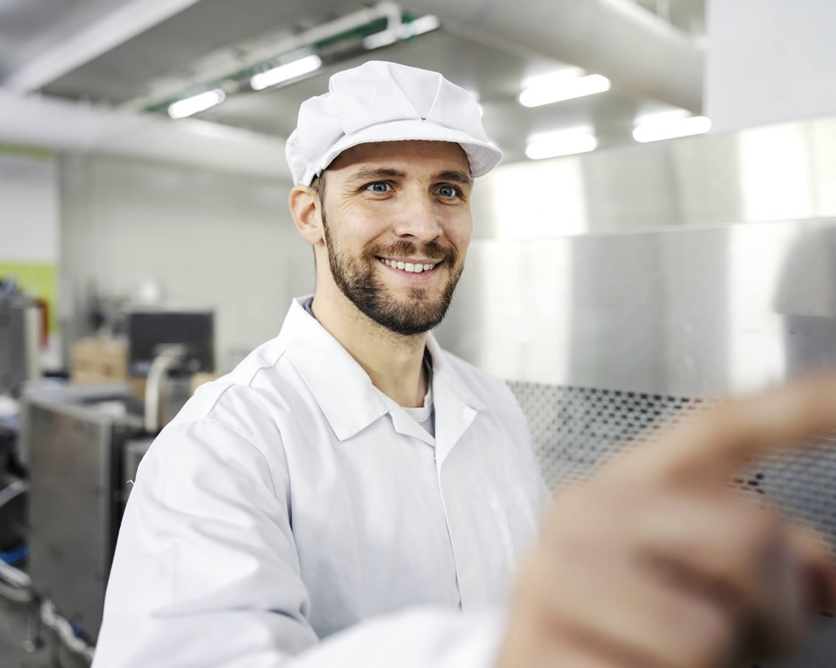 Lächelnder Mann bedient eine Maschine