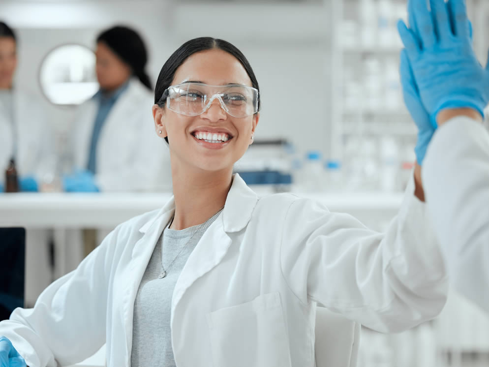 Person im Labor gibt einer anderen Person ein High-Five