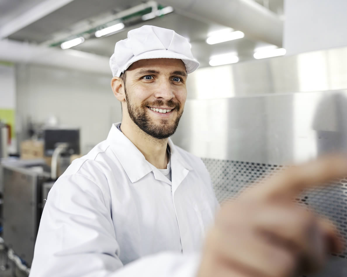 Lächelnder Mann bedient eine Maschine