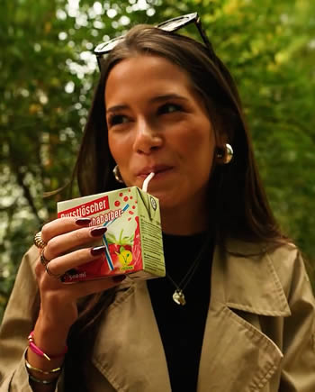 junge Frau die Eistee Wassermelone trinkt
