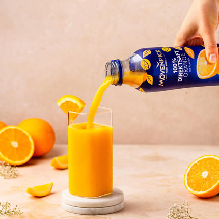 Glas mit Mövenpick Orange wird eingeschenkt