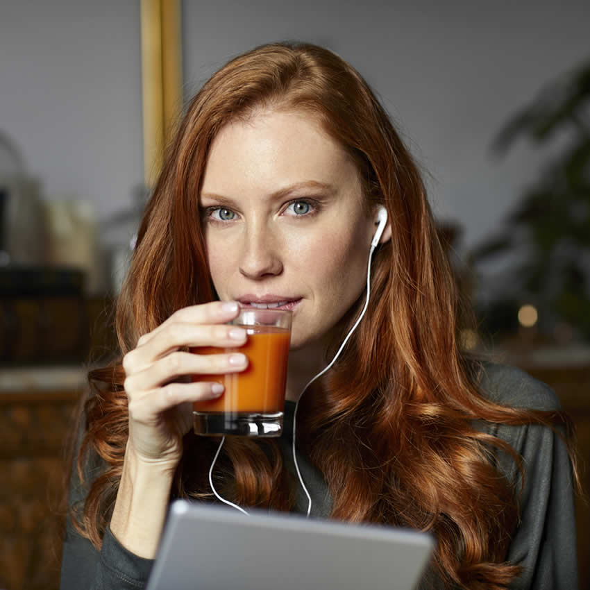 Frau trinkt Multivitamin Nektar von WeserGold