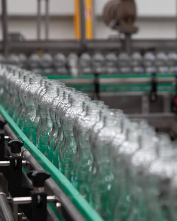 Glasflaschen auf einer Produktionslinie